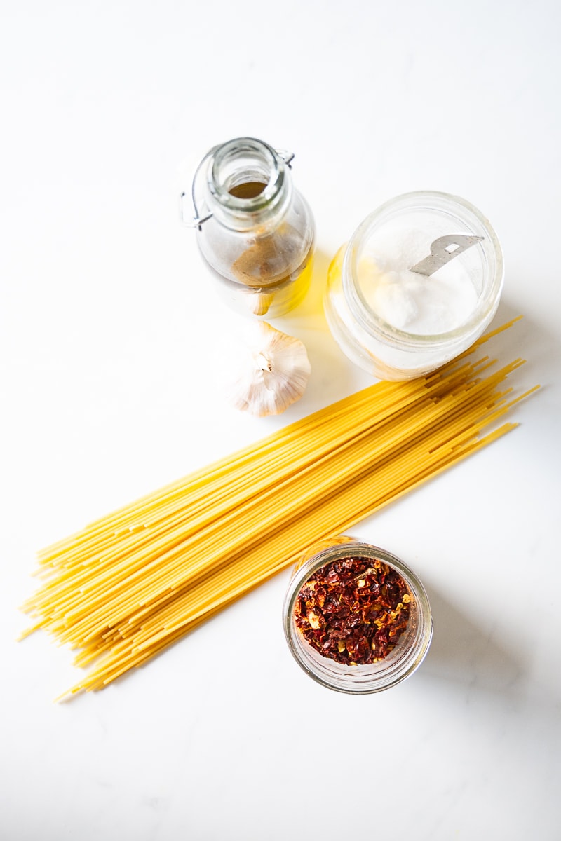 ingredients required to make spaghetti aglio e olio