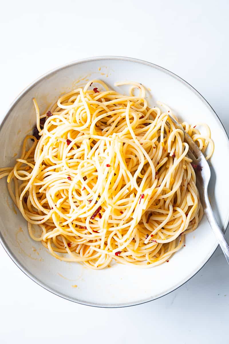 classic spaghetti aglio e olio dish made with 4 ingredients.