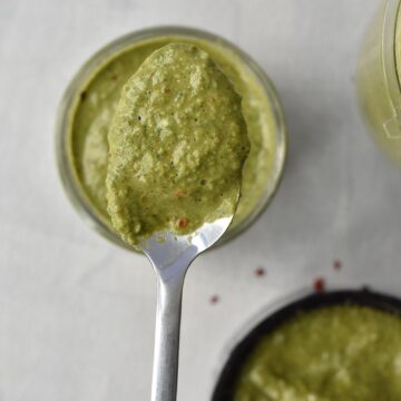 Making Pesto is very easy and required 5 minutes. This 5 minute recipe can be your savior for the next pasta,pizza and salad. SO GOOD. #summer #pesto