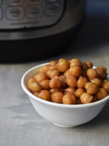 how to cook chickpeas in insatnt pot? priyascurrynation.com #recipes #instantpot
