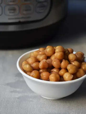 how to cook chickpeas in insatnt pot? priyascurrynation.com #recipes #instantpot