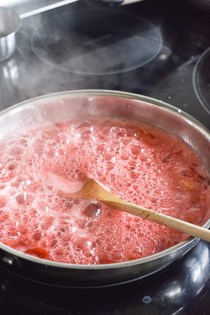 strawberry cinnamon jam preparation
