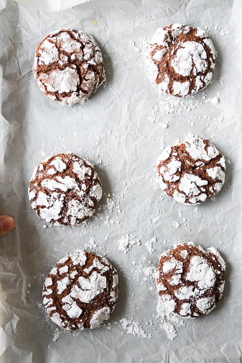 eggless chocolate crinkle cookies 