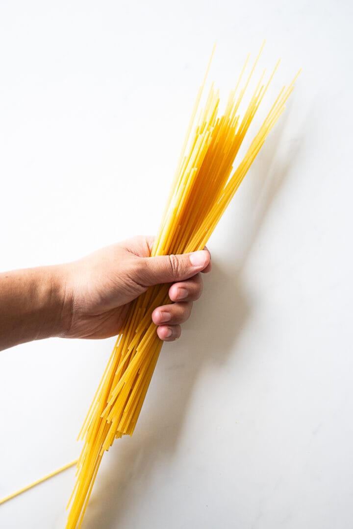 handful of spaghetti for spaghetti aglio e olio